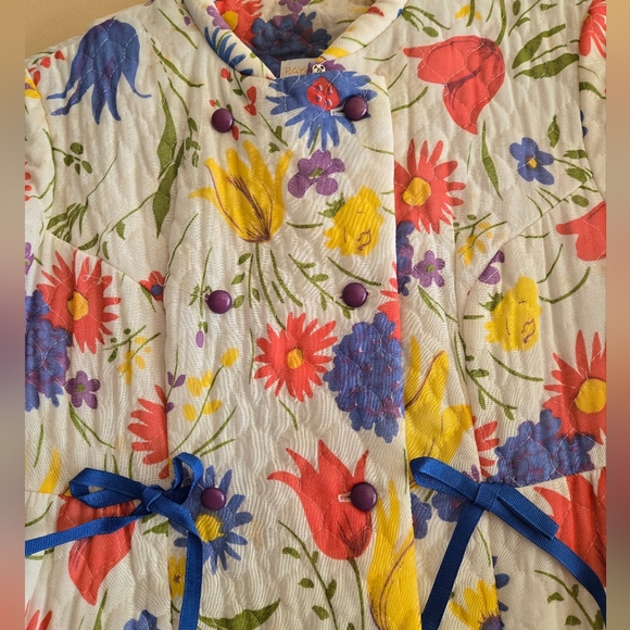 1970s Vintage Floral Quilted Coat with Blue Accents - Picture 3 of 12